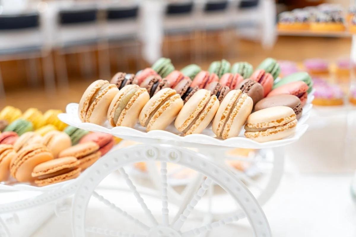 A bunch of macaroons sitting on a platter