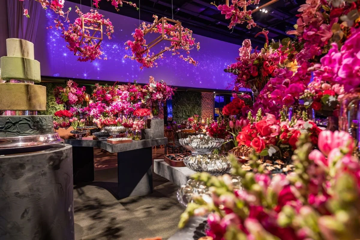 A giant room with flowers for a wedding