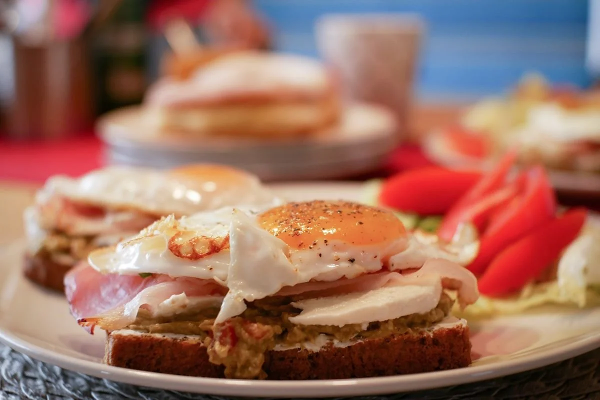 A breakfast meal sitting on a plate ready to eat