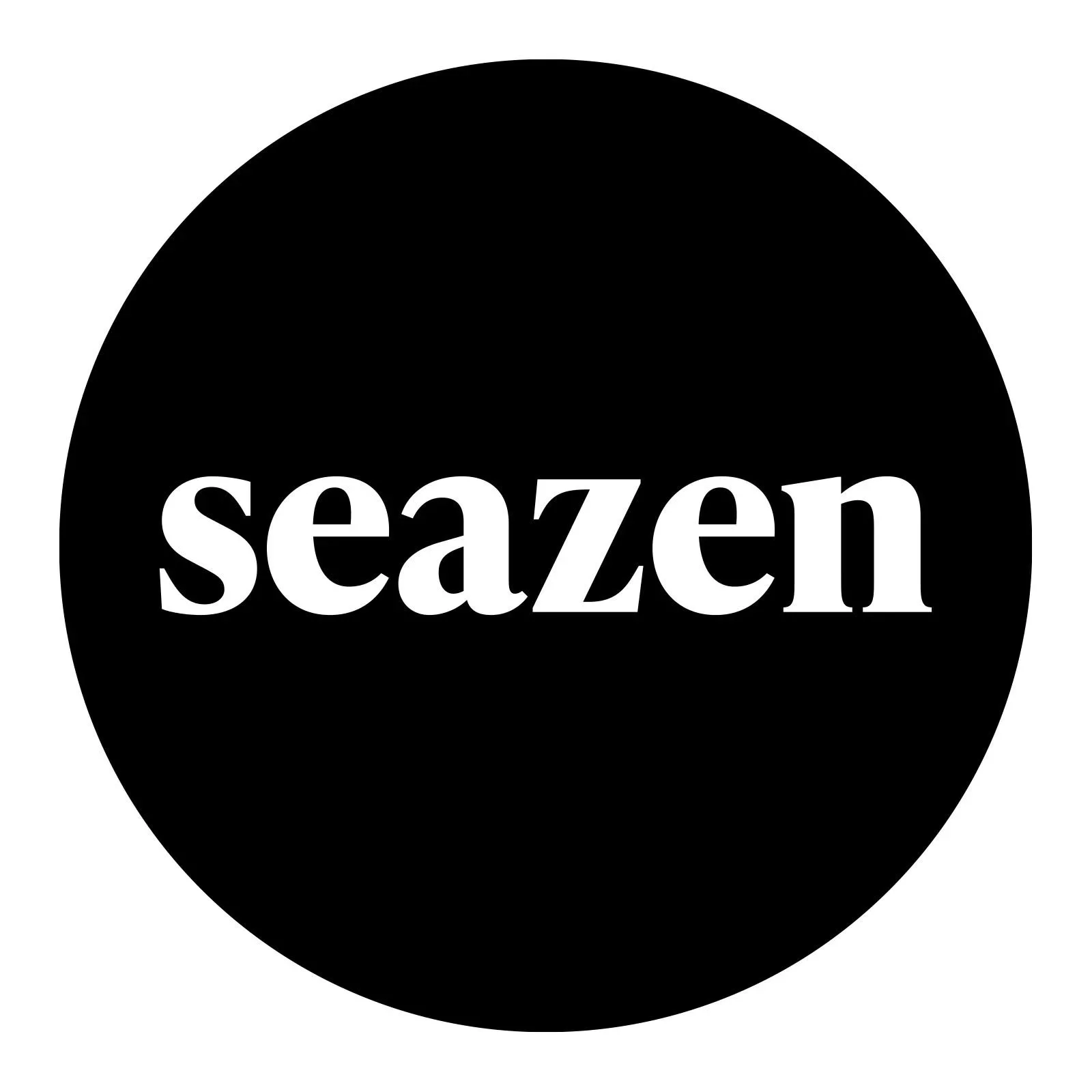 Das Logo zeigt den Schriftzug 'seazen' in weißen Buchstaben auf schwarzem Hintergrund, innerhalb eines schwarzen Kreises.