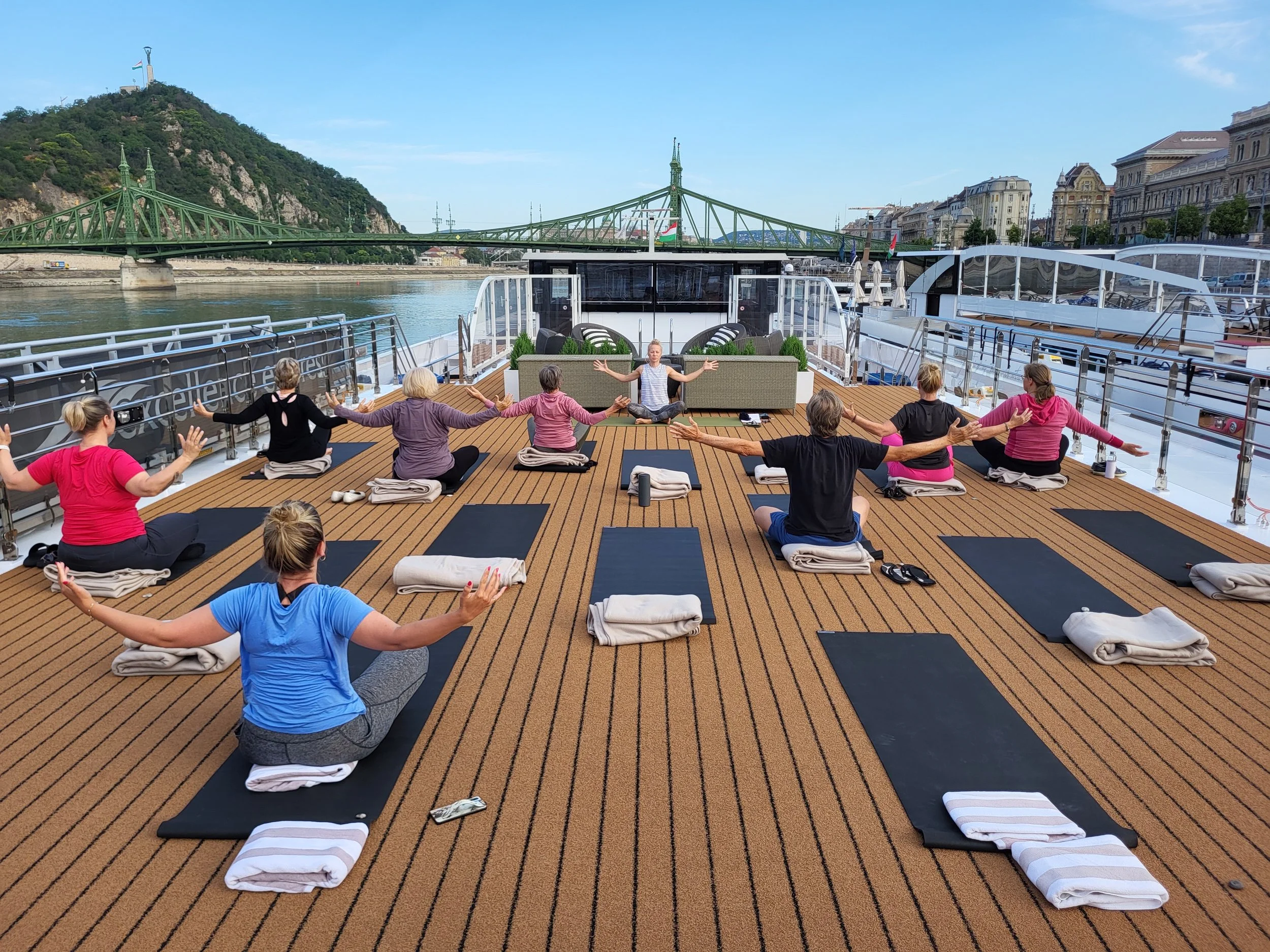 SonntagsZeitung: Themenkreuzfahrten sind im Trend. Reportage von der ersten Yoga-Cruise auf der Donau. 