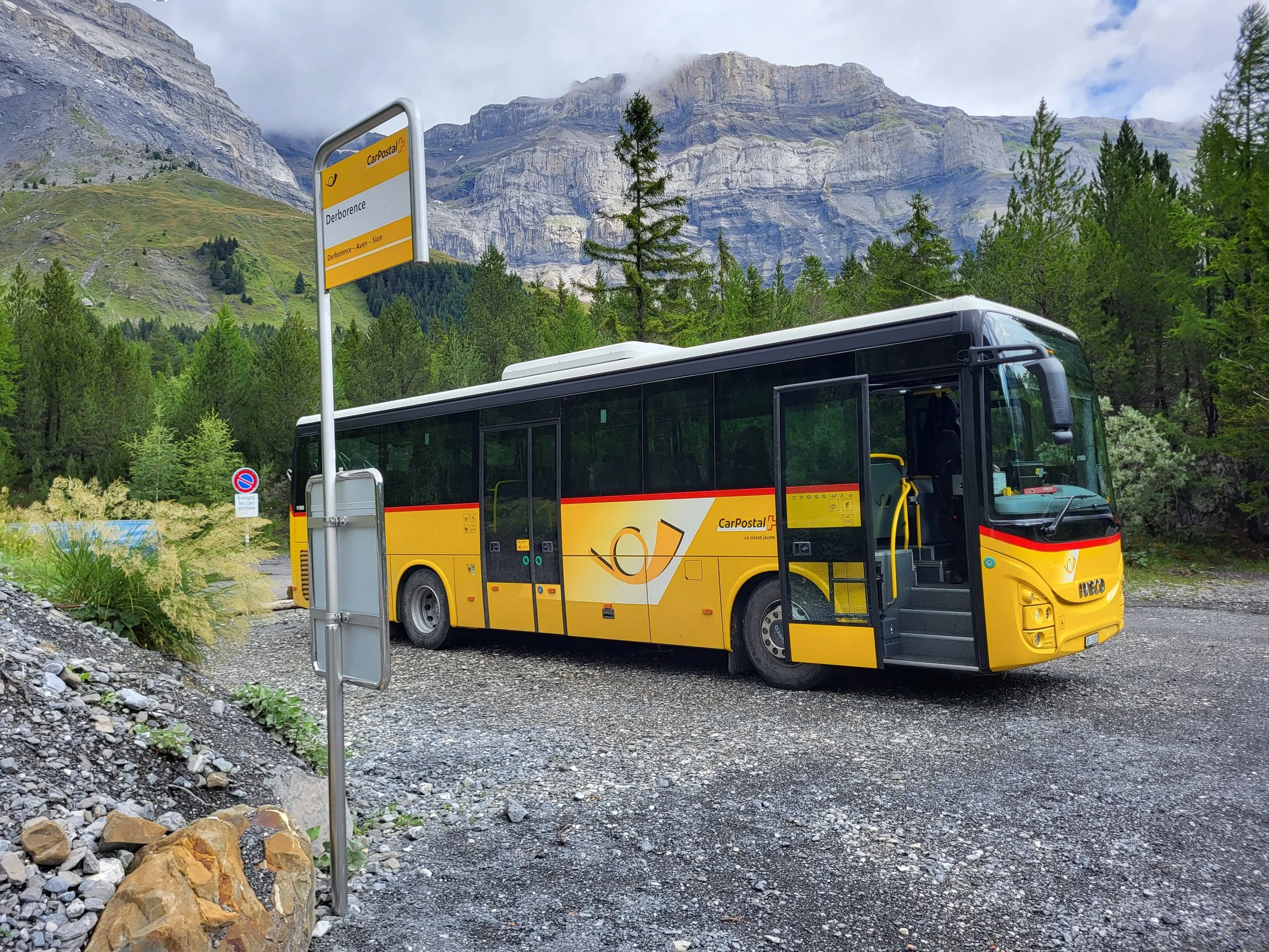 NZZ: Die krasseste Postautostrecke der Schweiz führt von Sion nach Derborence – Adrenalinschübe inklusive. 
