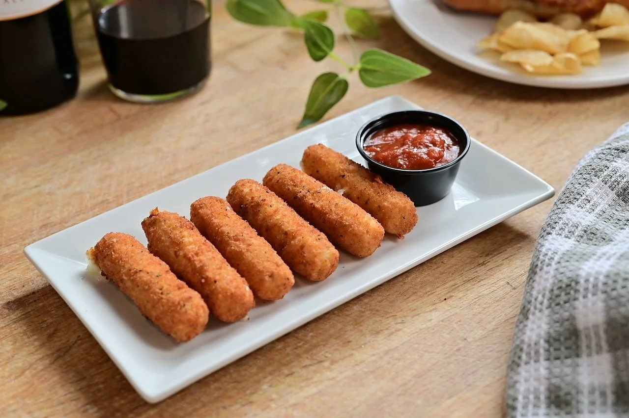 Touchdown-worthy cheese pulls 🧀🙌

Because no football Sunday is complete without a little melted perfection.

📍Grab yours before kickoff!

#wisdells #dellspizzavilla #footballsunday #downtowndells #waterparkcapitaloftheworld #wisconsinpizza #mozar