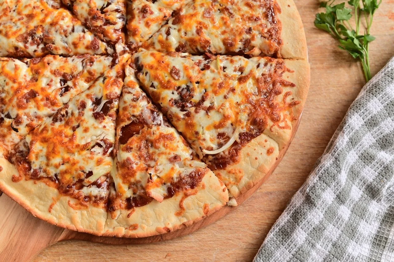 Friday night is calling&hellip; and it wants pizza. 🍕📞

Order yours now!

#wisconsindellspizza #wisdells #dellspizzavilla