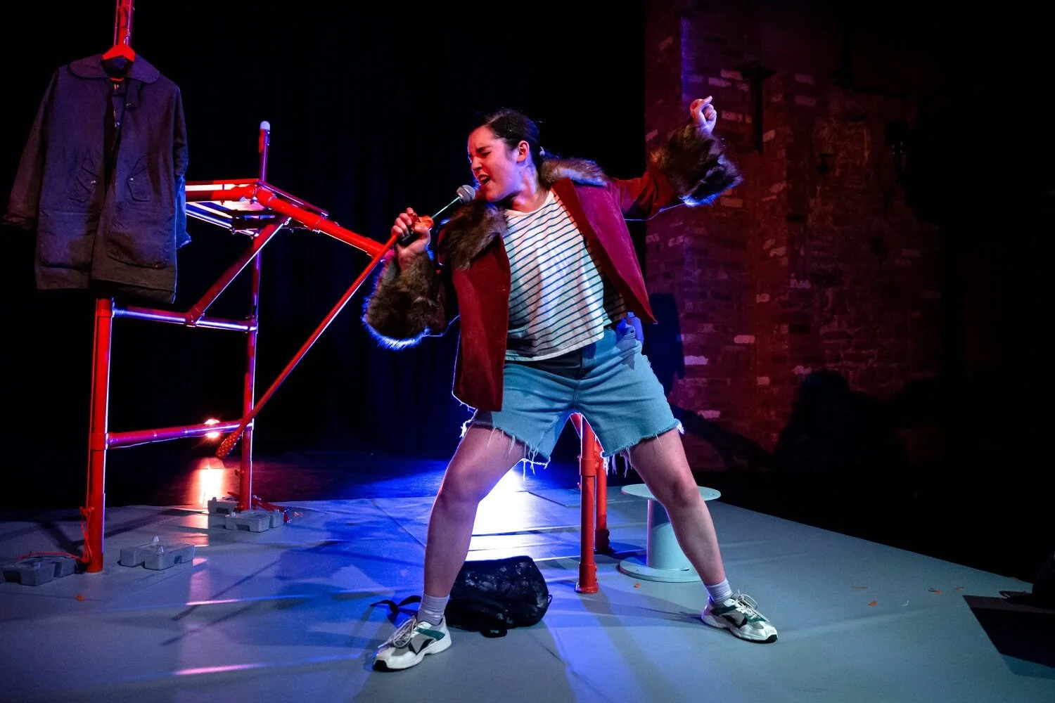 Saffi shouts into a microphone.