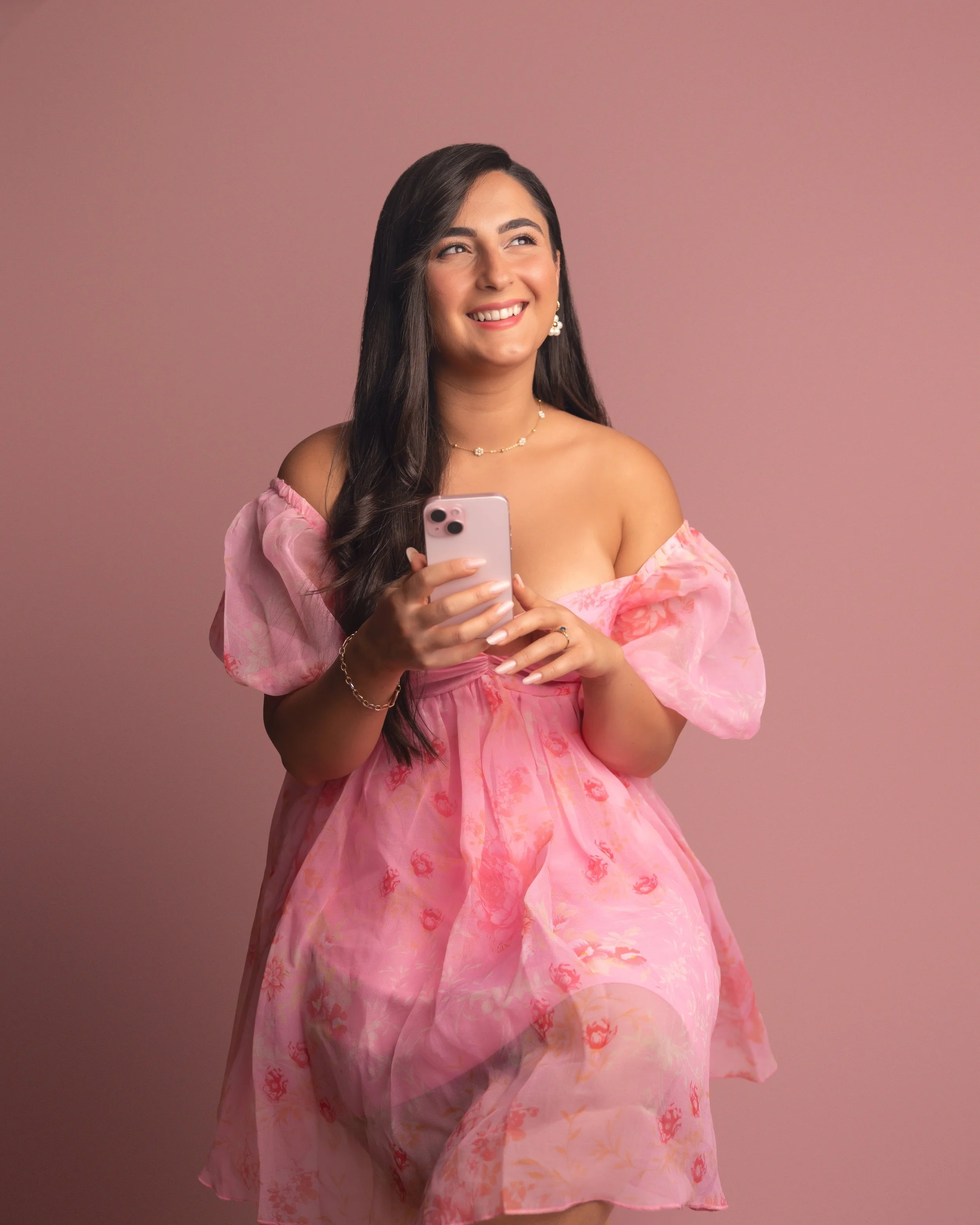 Haya Alhoush teaching beauty professionals how to film Reels for Instagram using only a phone