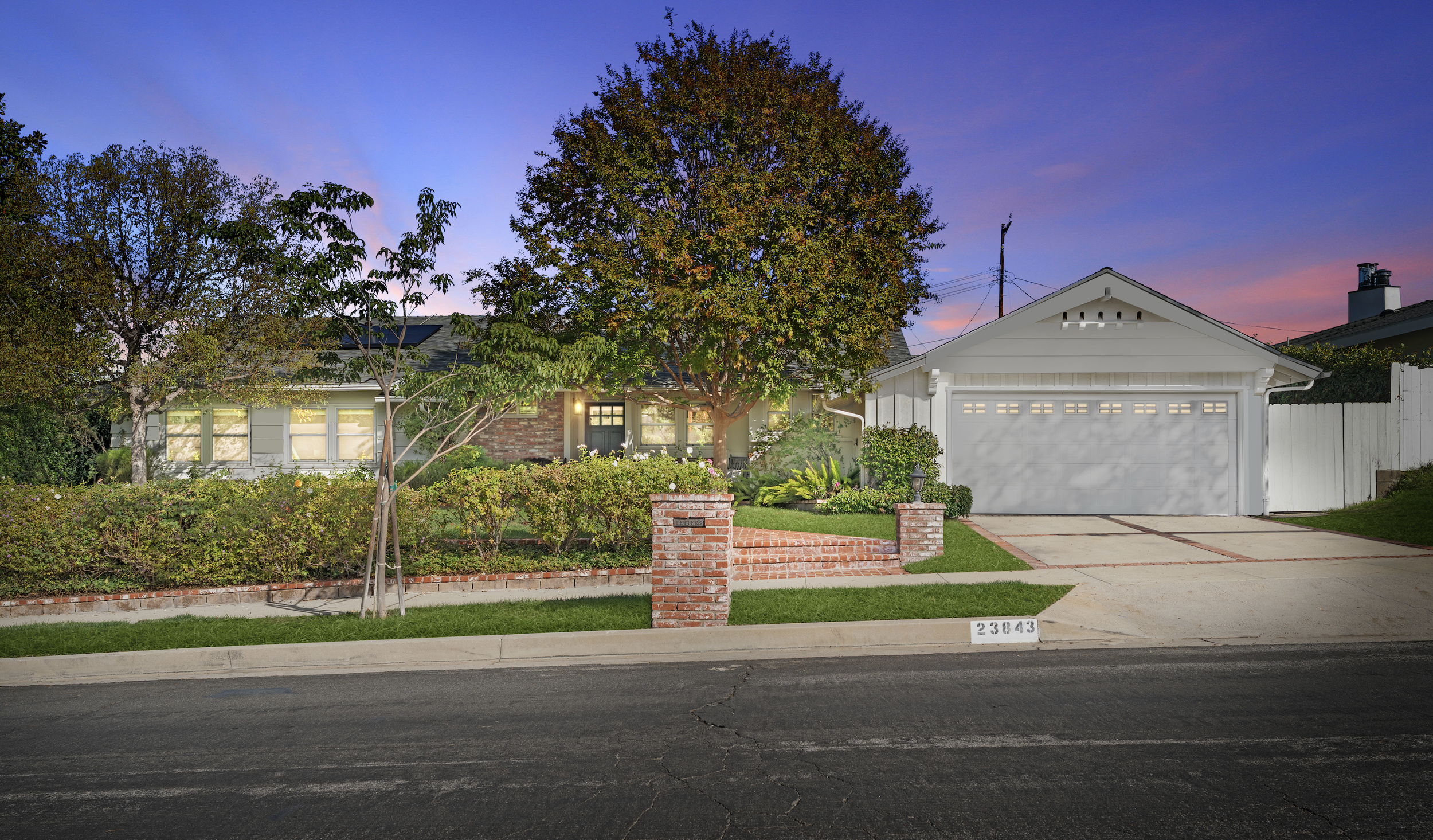 Woodland Hills (Crosson Dr) →