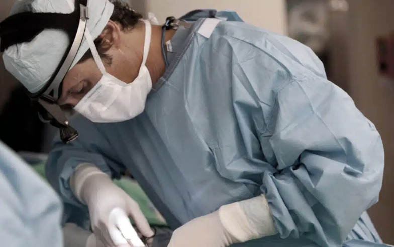 Image of Dr Andrew Frankel performing plastic surgery.