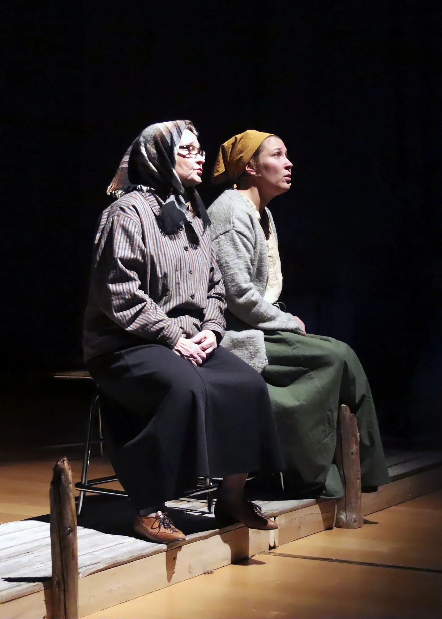 Vanha ja nuori Maija Myrskyluodolta istumassa vierekkäin