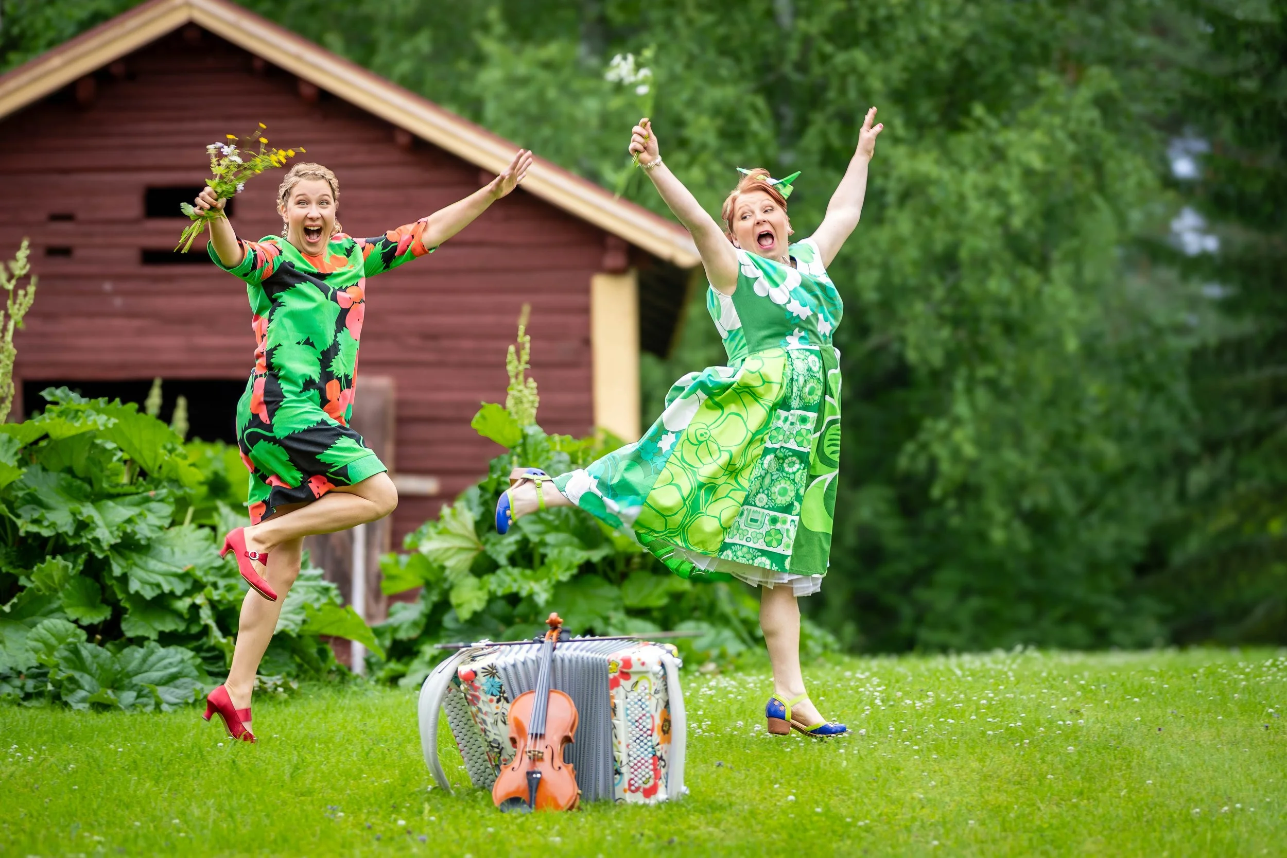 Duo Petra & Riitta tuo iloa ja energiaa esiintymällä nurmikolla harmonikan ja viulun säestyksellä.