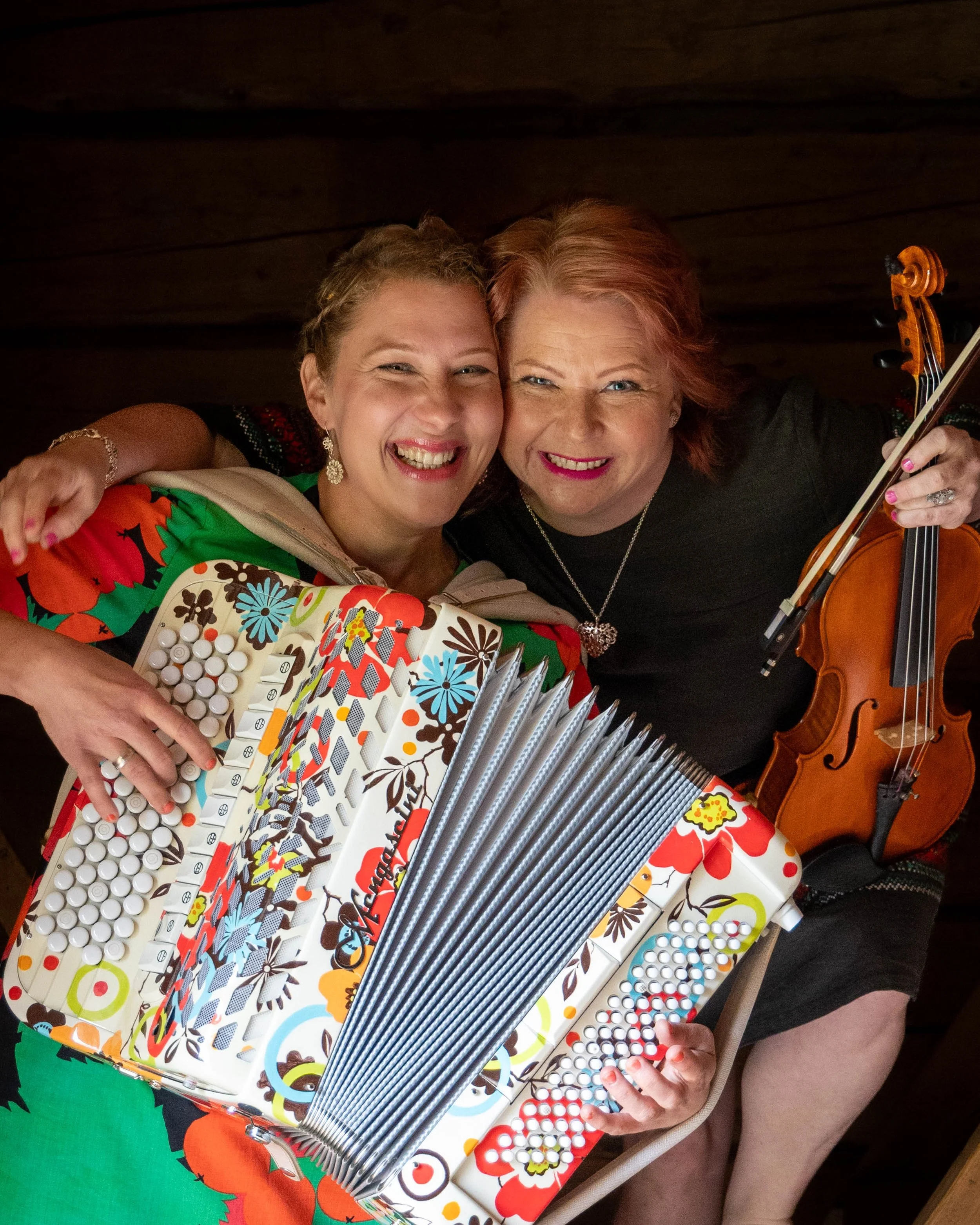 Savolainen kansainmusiikkiduo. 