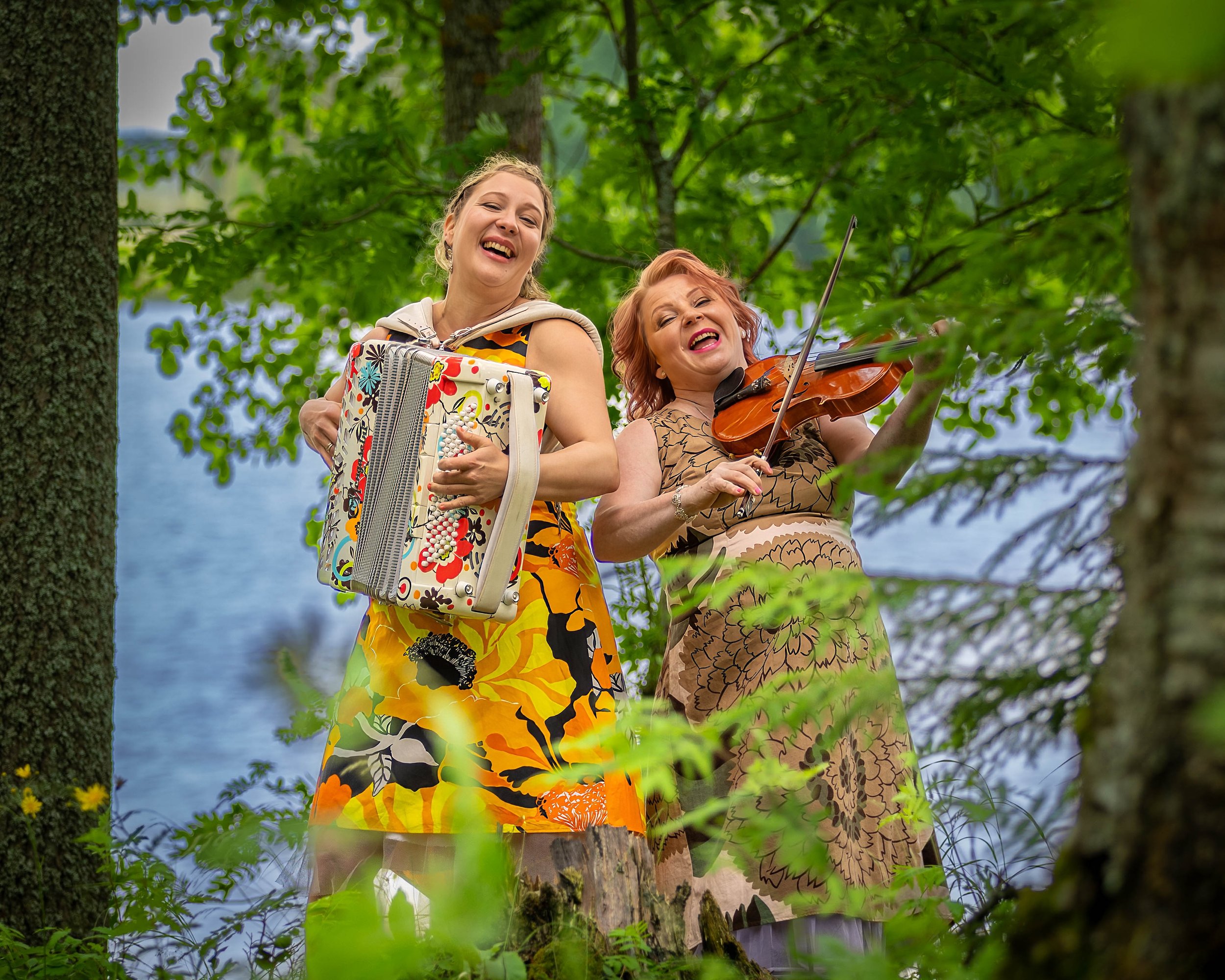 Iloisia ihmisiä Marttojen kesäkarkeloissa