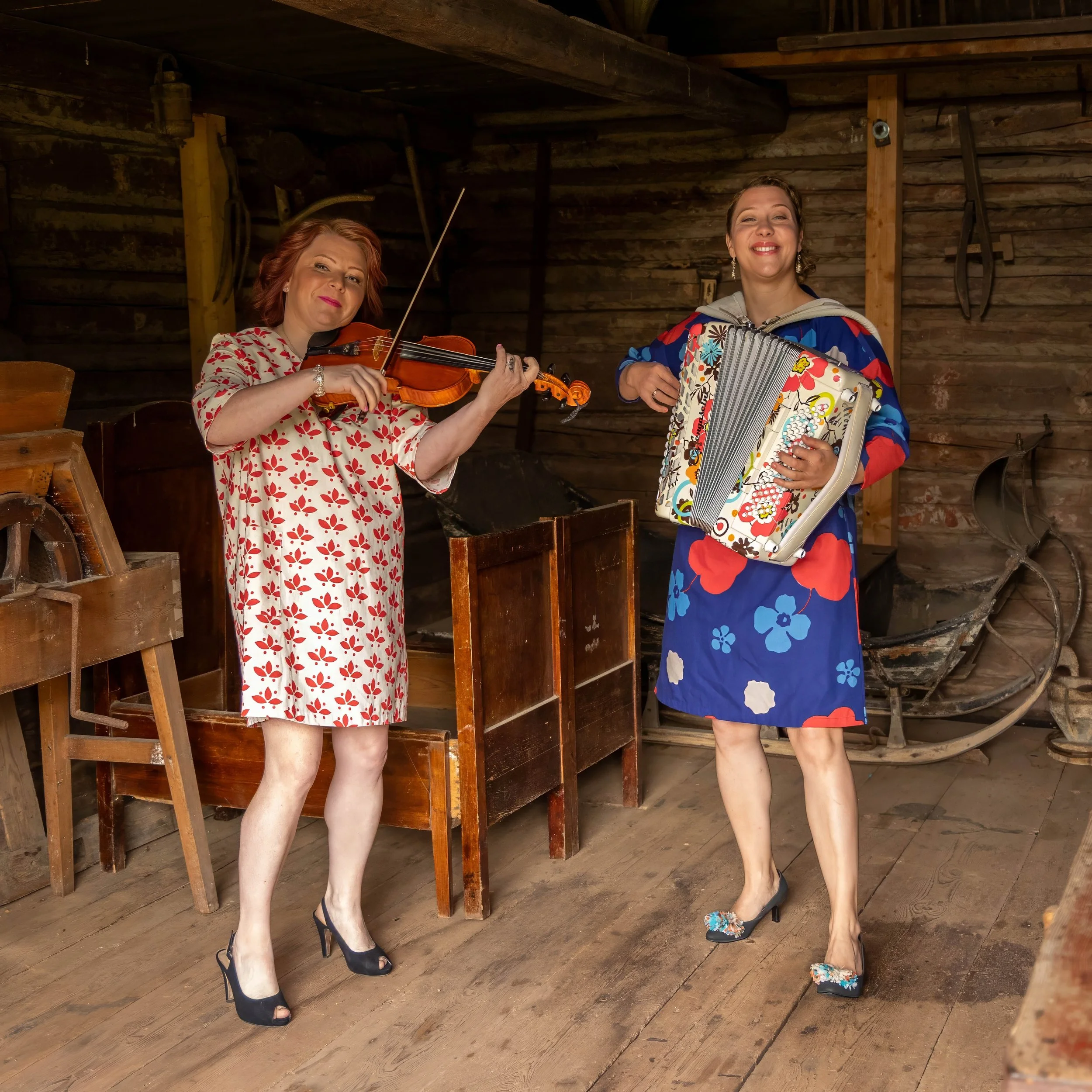 Petra Lisitsin-Mantere ja Riita Hynynen tuovat elävää musiikkia maaseutumuseon ympäristöön. Viulun ja harmonikan sävelet yhdistyvät historiallisessa miljöössä, tarjoten yleisölle elämyksellisen ja ikimuistoisen hetken.
