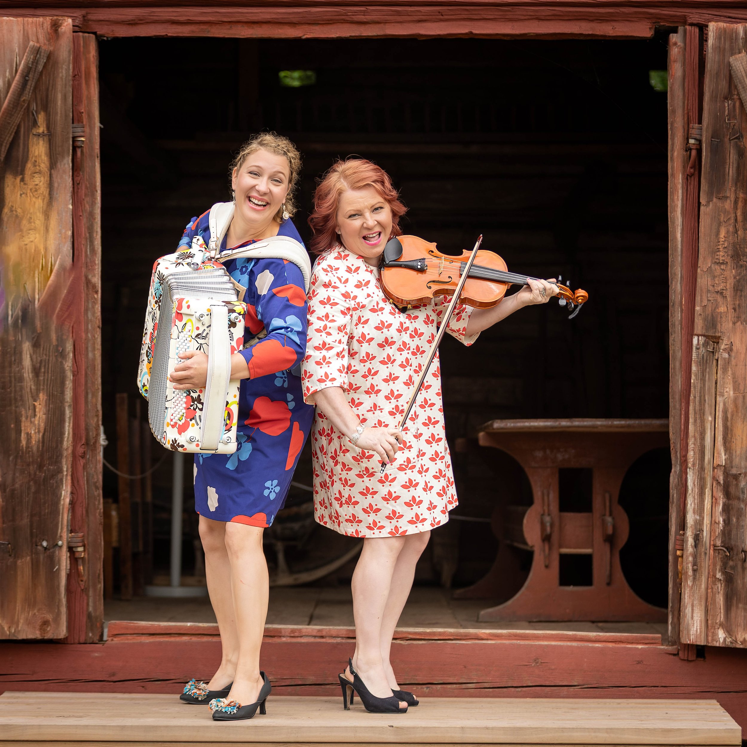 Petra Lisitsin-Mantere & Riitta Hynynen luo elävän musiikkihetken vanhassa pihapiirissä. Viulun ja harmonikan sävelet, värikkäät esiintymismekot ja hymyilevät esiintyjät välittävät iloista ja kutsuvaa ilmapiiriä yleisölle.