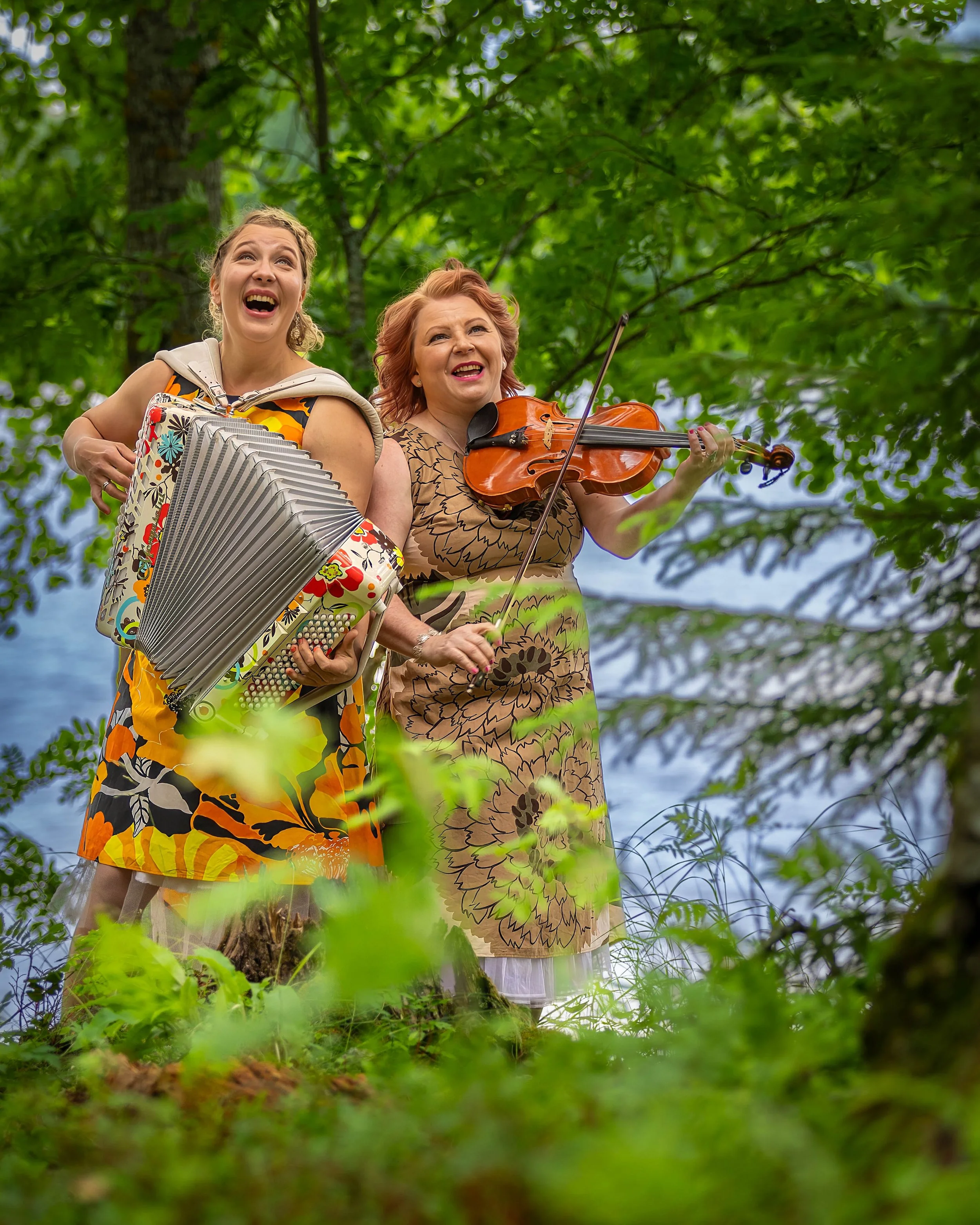 Kansainmuusikot Riitta Hynynen ja Petra Lisitsin-Mantere, viulu ja harmonikka, hymyilevät yhdessä.