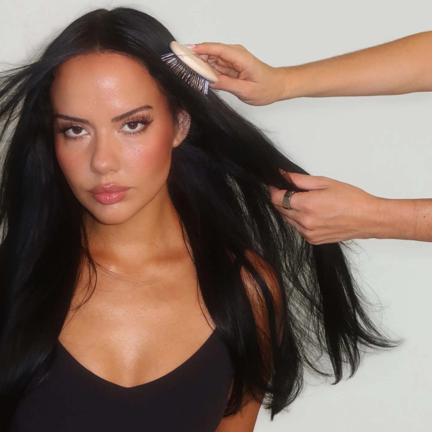 our girl @iblowurmind in our custom violet spray tan mix, prepping for our signature blowout 🩶✨ #pittsburgh #blowoutpittsburgh #pittsburghhairsalon #spraytan #spraytanpittsburgh