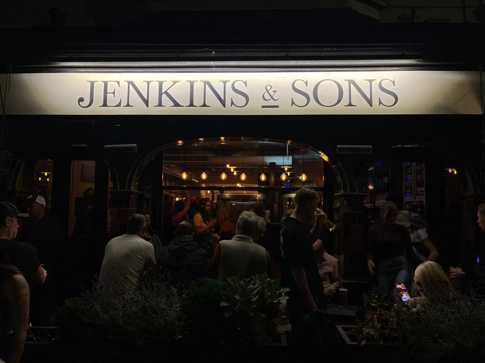 Saturday nights at Jenkins = wine, beer and full festive vibes 🎄

Get cosy, get merry, get in.

#SaturdayNights #FestiveVibes #JenkinsAndSons