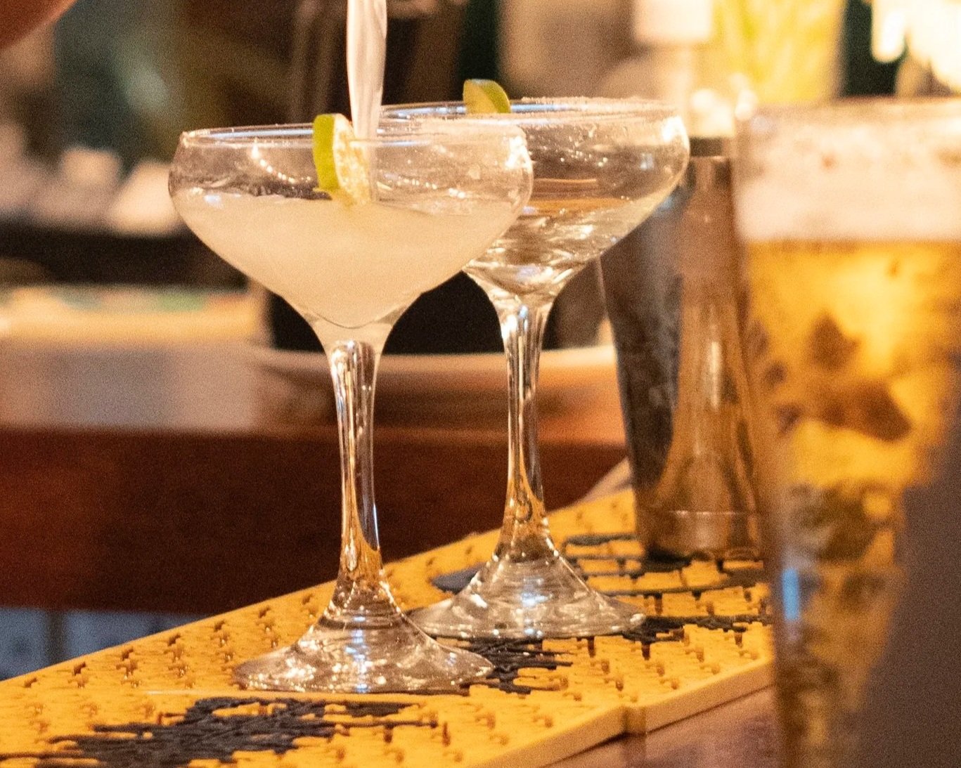 2 for 1 cocktails image on a bar