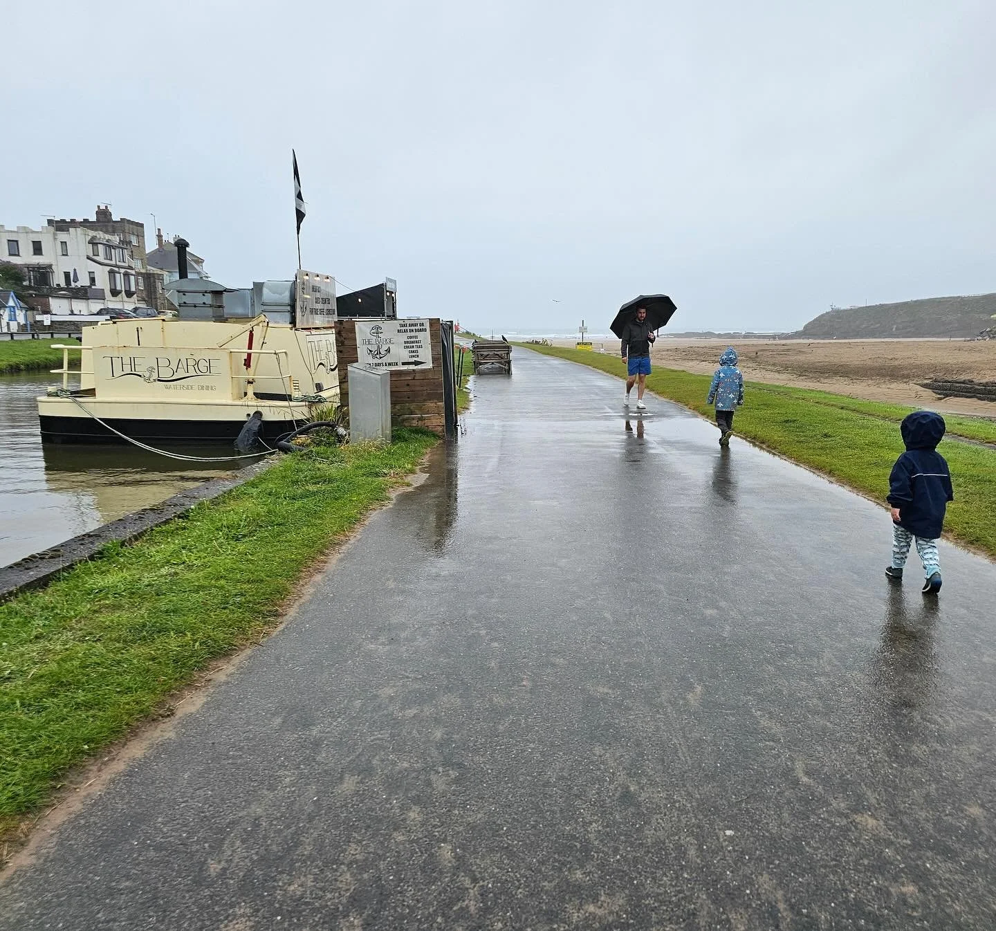 Made the most of a rainy day, tucking into, The Barge in Bude, UK. Warmed up with some hot cocoa ☕️ 

Unfortunately, they have permanently closed since our visit. Sadly this has happened on a few occasions. Ostab&uacute;&eth;in in Reykjavik, has sinc