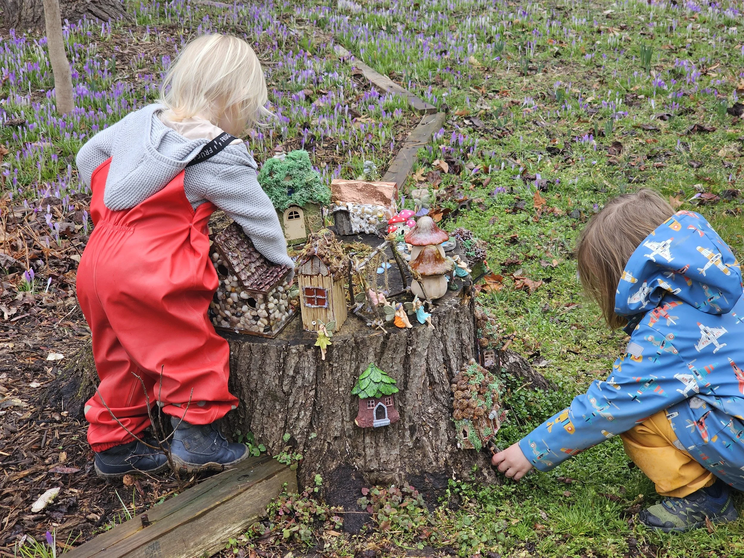 Kids-playing-at-gnome-garden
