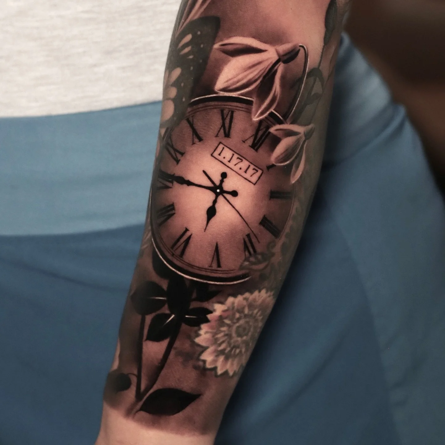 Clock and snow drop flower 

#tattoo #tattooshop #tattooart #ink #inkdozer