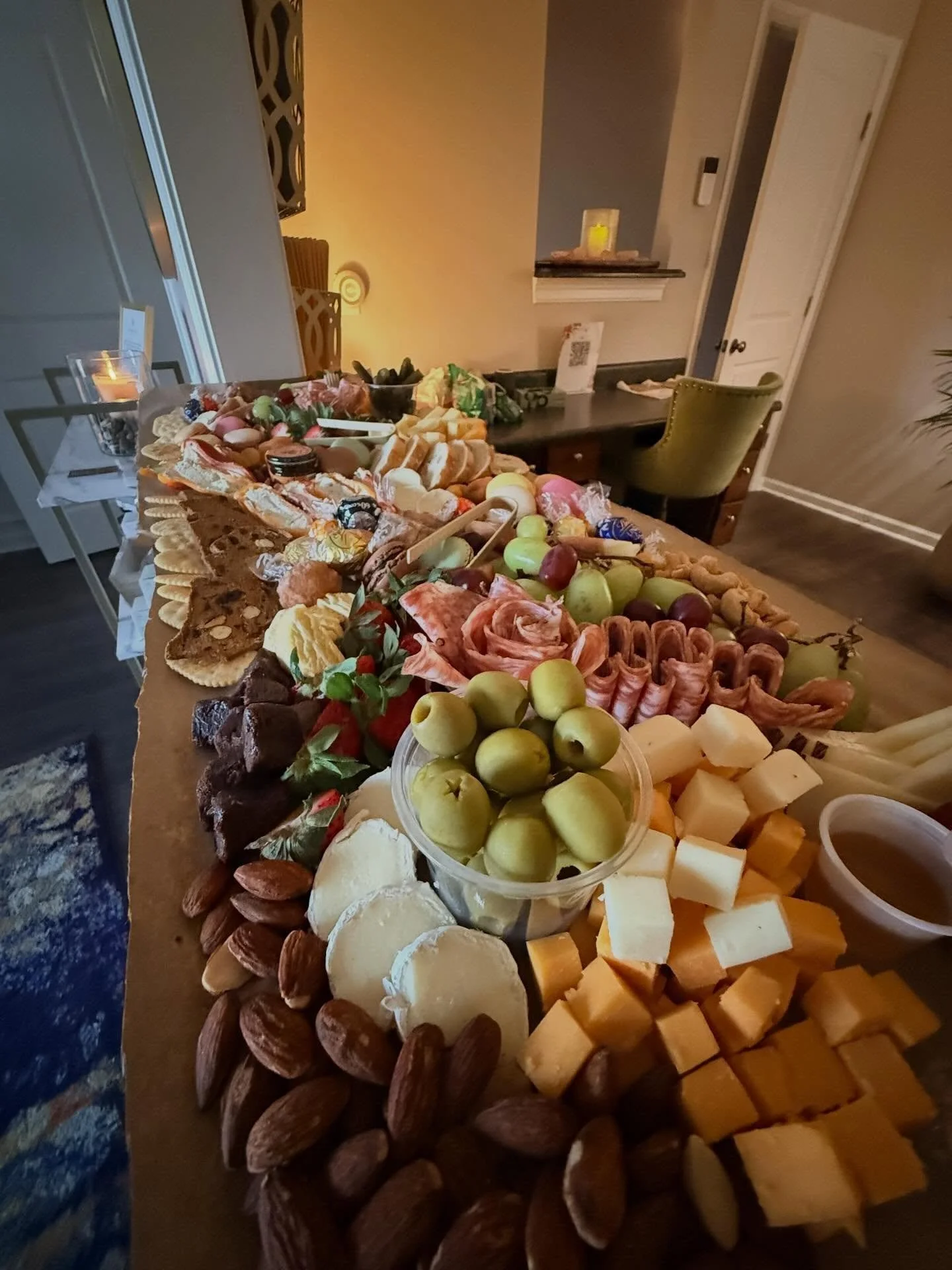 Rewind to last Friday y&rsquo;all! I partnered up with @nikkidillard_cabistylist and @solstice_spa for a trunk show that debuted beautiful clothing, relaxing spa vibes and #charcuterie of course!! Book your Cabi party with @nikkidillard_cabistylist  