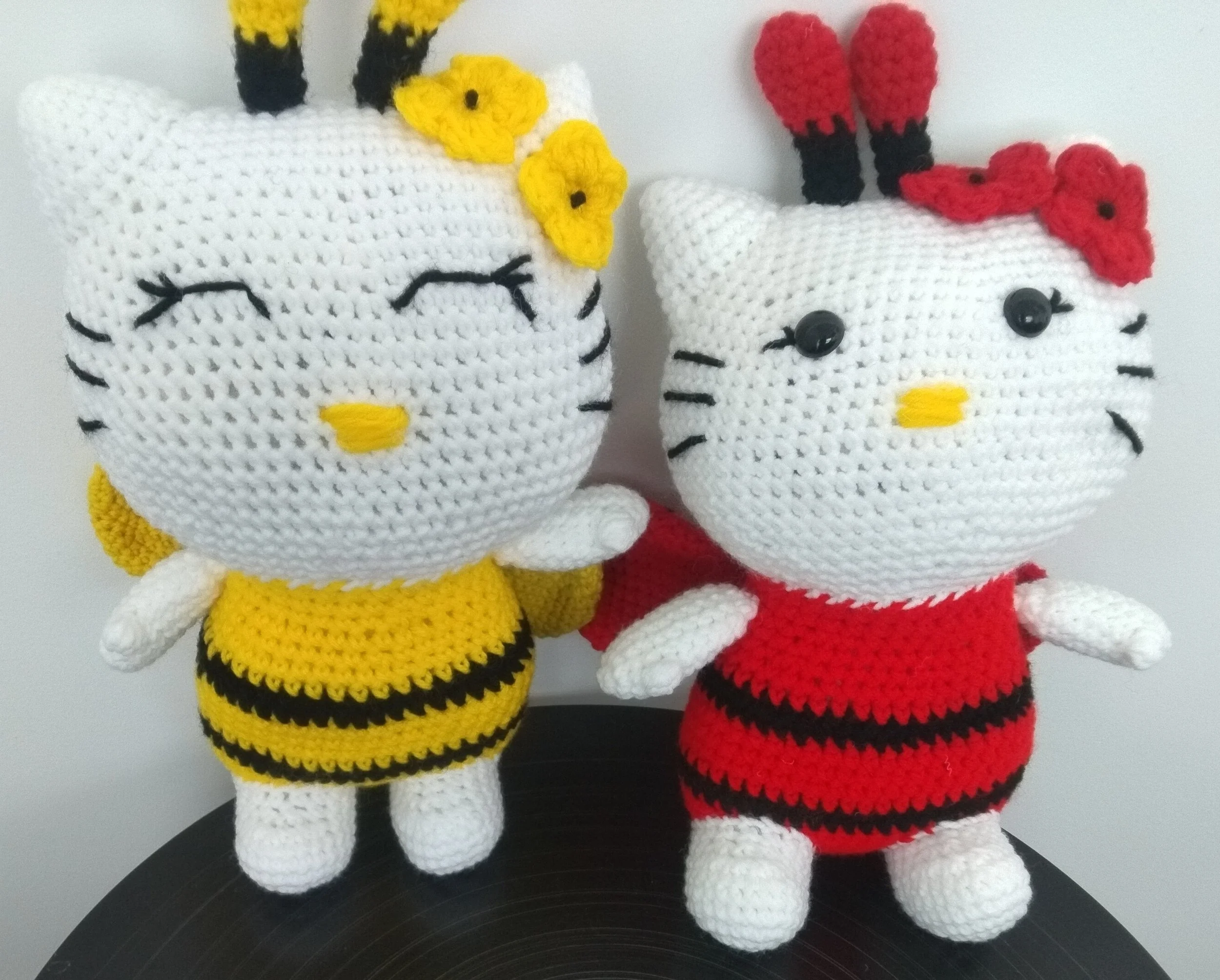 Ladybug Hello Kitty (13"x 7")