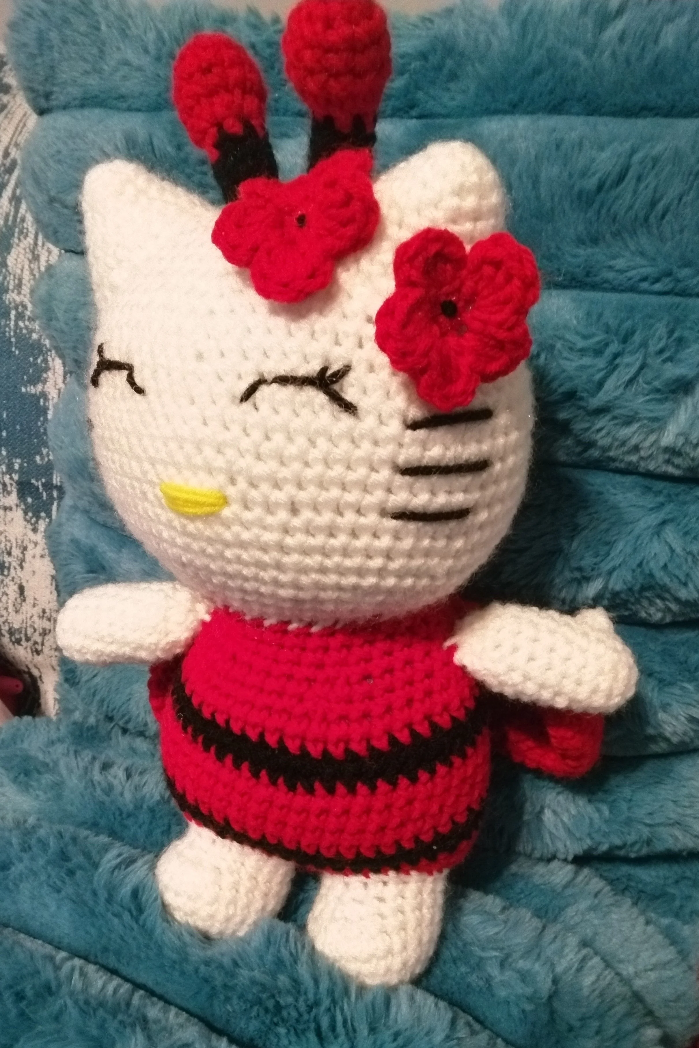 Ladybug Hello Kitty (13"x 7")