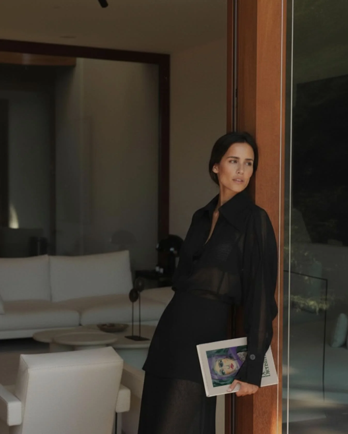 De Dienstmaagd&nbsp;is the book every woman finds exactly when she needs it.

A feminine guide that helps you return home to yourself, your softness, and your inner truth.

Chantal de Mol weaves healing and lived wisdom into a powerful roadmap for wo