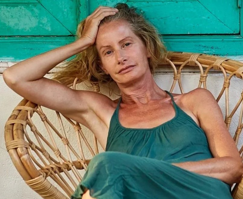 A former fashion photographer, Caroline Schiff spent years trading skincare tips with models, before training with leading estheticians. She opened her skin care practice in 2022 with a mission to help clients reset their skin.