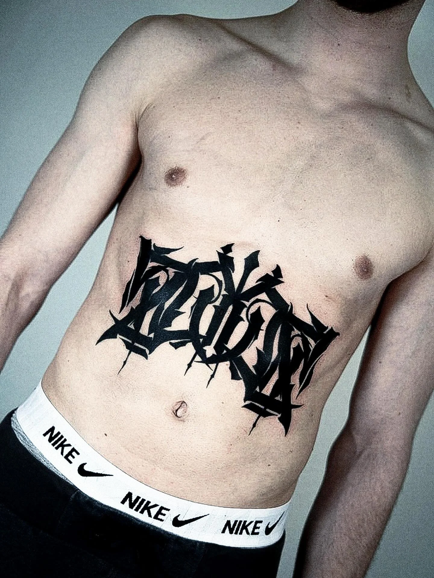 Blacklettering &ndash; 2002 &ndash; f&uuml;r @doubledecanter ✨

Kalligrafische schwarze Zahlen! 💥

#engeltattoo #lettering #letteringtattoo #calligraphy #calligraphytattoo #blackwork #bellytattoo #sgtattoo #swisstattoo #stgallen #swiss #blackletter 