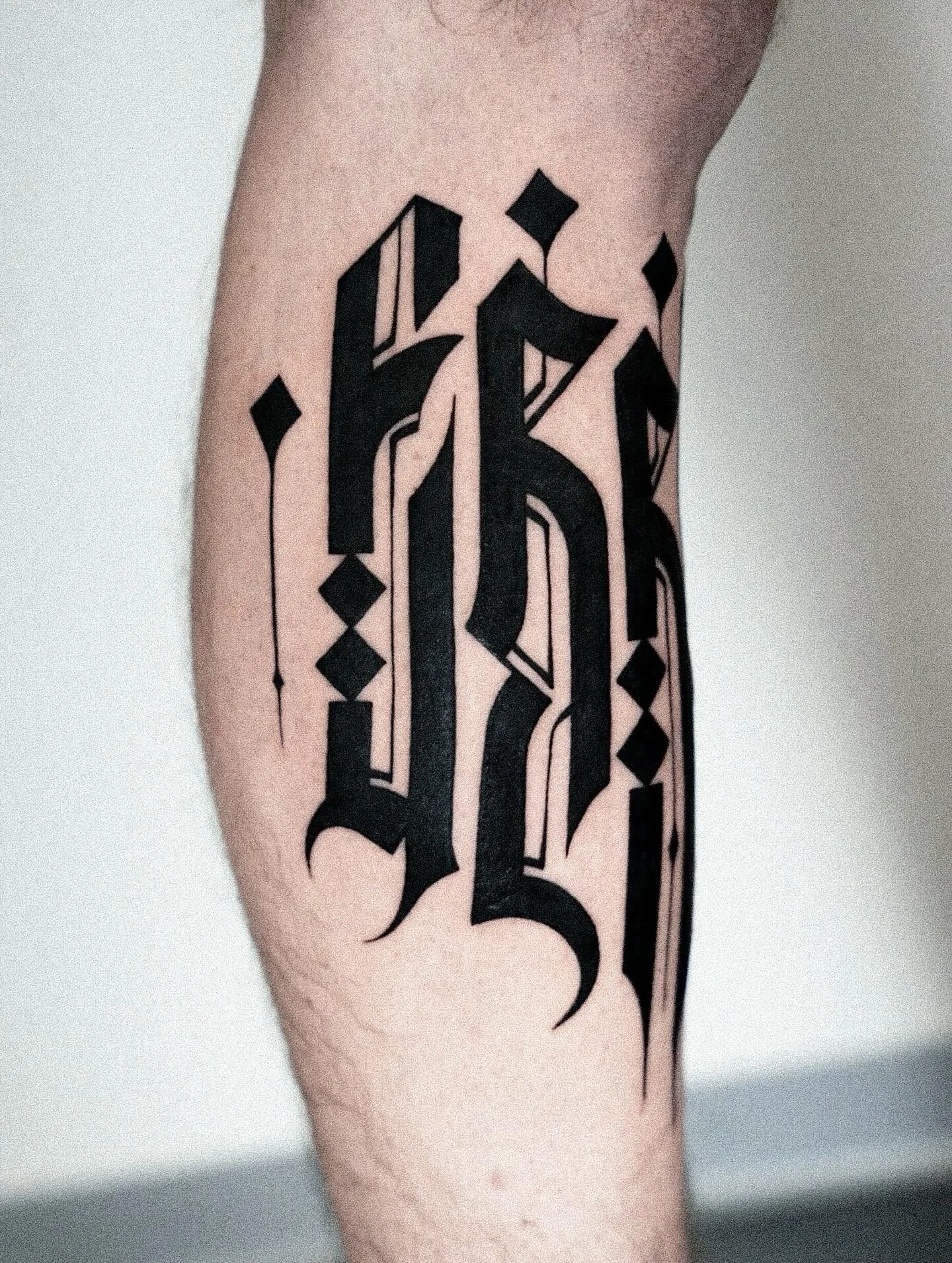 Kalligrafie-Lettering &laquo;ERROR&raquo; f&uuml;r @tim.hug 

Eine weitere Ansicht&hellip;

#letteringtattoo #blackworktattoo #gothiclettering #tattooinspiration #tattoostudio #calligraphy #calligraphytattoo #customlettering #tattoodesign #tattooart 