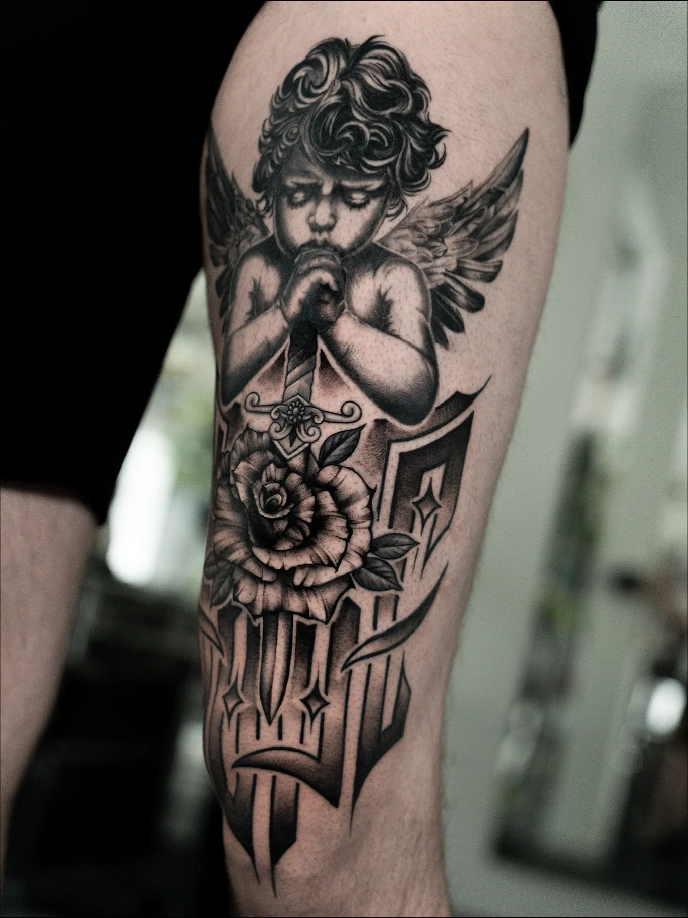 📸 Neues Tattoo-Piece f&uuml;r @corsin_hauser!
Ich durfte dieses detailreiche Werk auf seinen Oberschenkel stechen &ndash; das 4. Bild im Slide zeigt, womit wir gestartet sind.
Den Engelwunsch habe ich mit einem Lettering (HOPE) erg&auml;nzt und der 