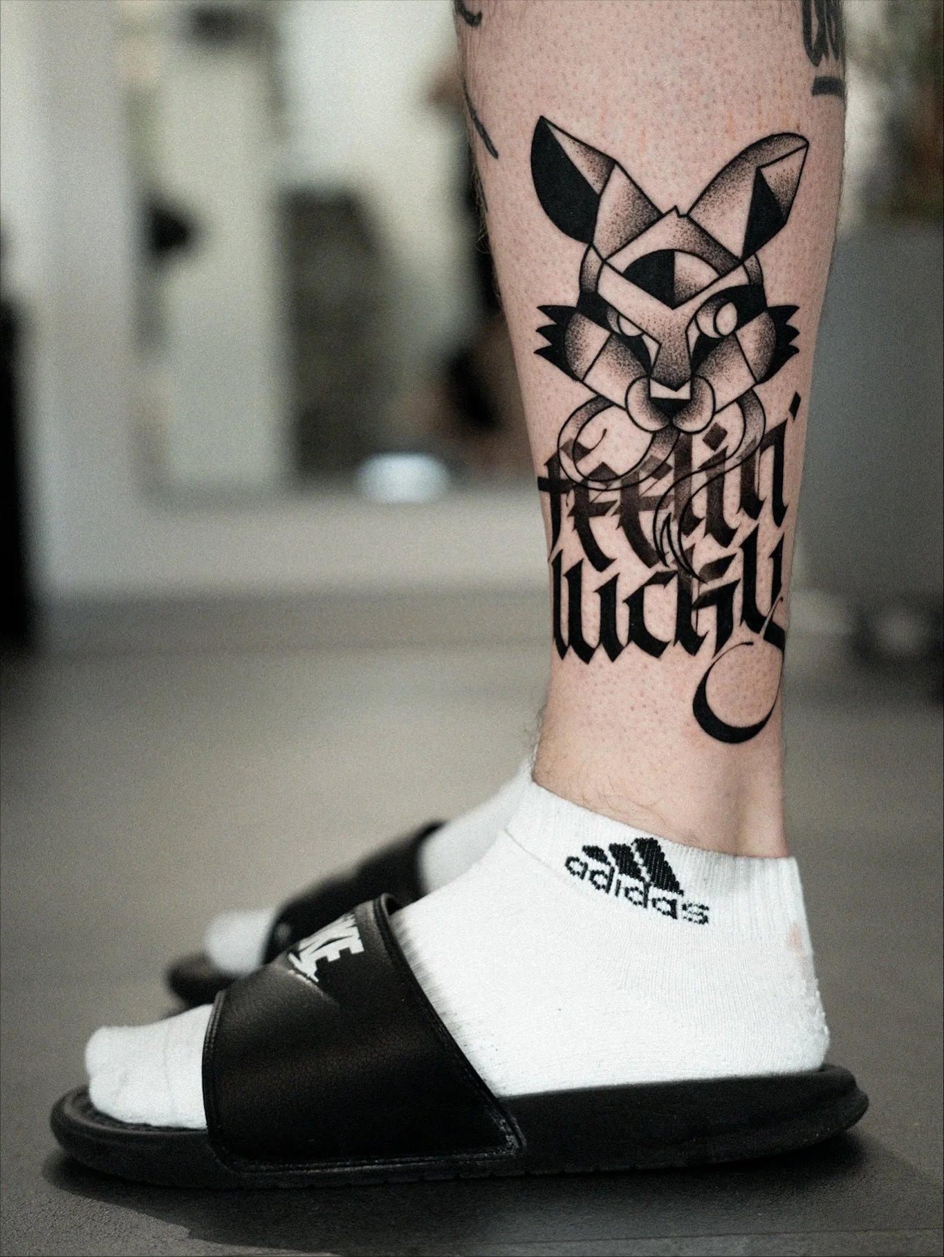 Heute durfte ich ein Wannado-Flash mit integriertem Kalligrafie-Lettering stechen 🖤
Richtig Spass gemacht &ndash; danke an @unknownuser1406 f&uuml;r das Vertrauen!

#letteringtattoo #calligraphytattoo #blacklettertattoo #gothiclettering #tattoolette