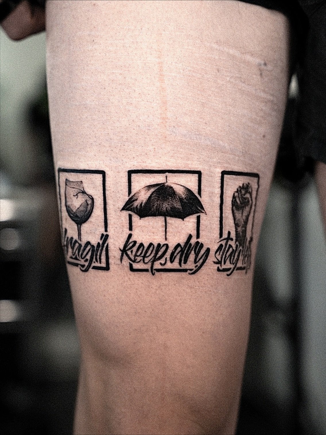 Dieses Tattoo f&uuml;r @loriskoh ist von Warnetiketten inspiriert. 

fragil &ndash; keep dry &ndash; stay left!

Vielen Dank f&uuml;r dein Vertrauen und die sch&ouml;ne Session! ⚡️

#tattoo #realism #realismtattoo #lettering #handstyle #stgallen #sgt