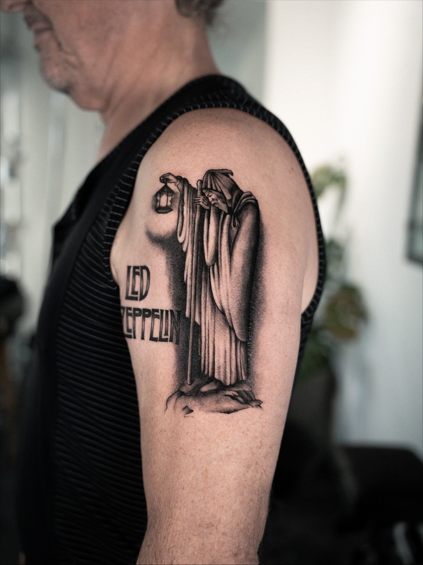 F&uuml;r Bruno: Ein Led Zeppelin Motiv &ndash; der ikonische &bdquo;Hermit&ldquo; aus dem legend&auml;ren Albumcover, gestochen in Black &amp; Grey. 🖤 

#stgallen #schweiz #blackandgrey #ledzeppelin #sgtattoo #sgallentattoo #swisstattoo #realism #re