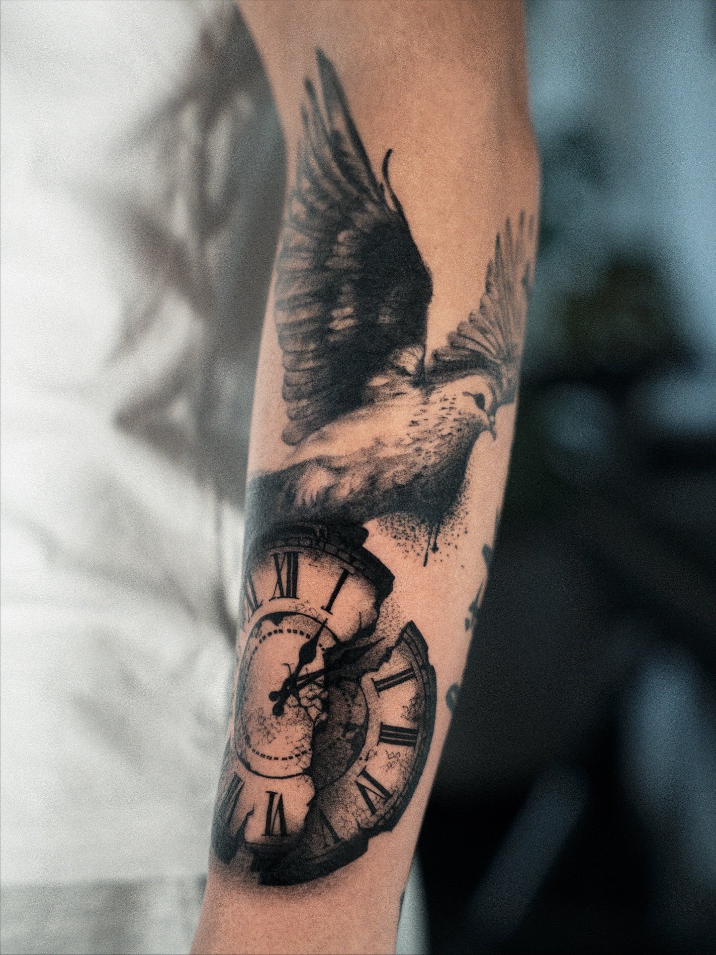 Zeit ist verg&auml;nglich &ndash; aber manche Dinge bleiben. ⏳🕊️ &ndash; Danke @ra.fi_90 ! 

Termine per DM! 

#realistictattoo #realismtattoo #blackandgreytattoo #tattooart #tattooartist #tattoostyle #inked #tattoolife #switzerlandtattoo #swissink 
