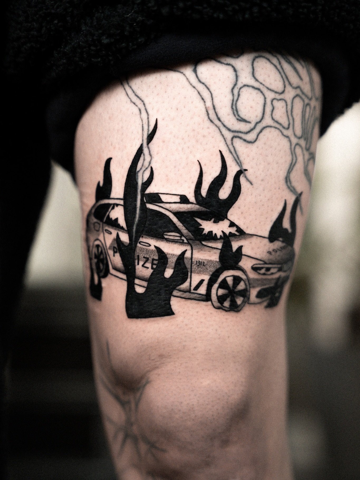 Ich w&uuml;nsche euch allen einen warmen Dezember! 

🚓🔥 f&uuml;r @nebelinderbirne 
Danke f&uuml;r dein Vertrauen und die Wahl eines meiner wanna&rsquo;dos! 🖤

#1312 #tattoo #1312tattoo #acab #firetattoo #sgtattoo #swisstattoo #stgallen #switzerlan