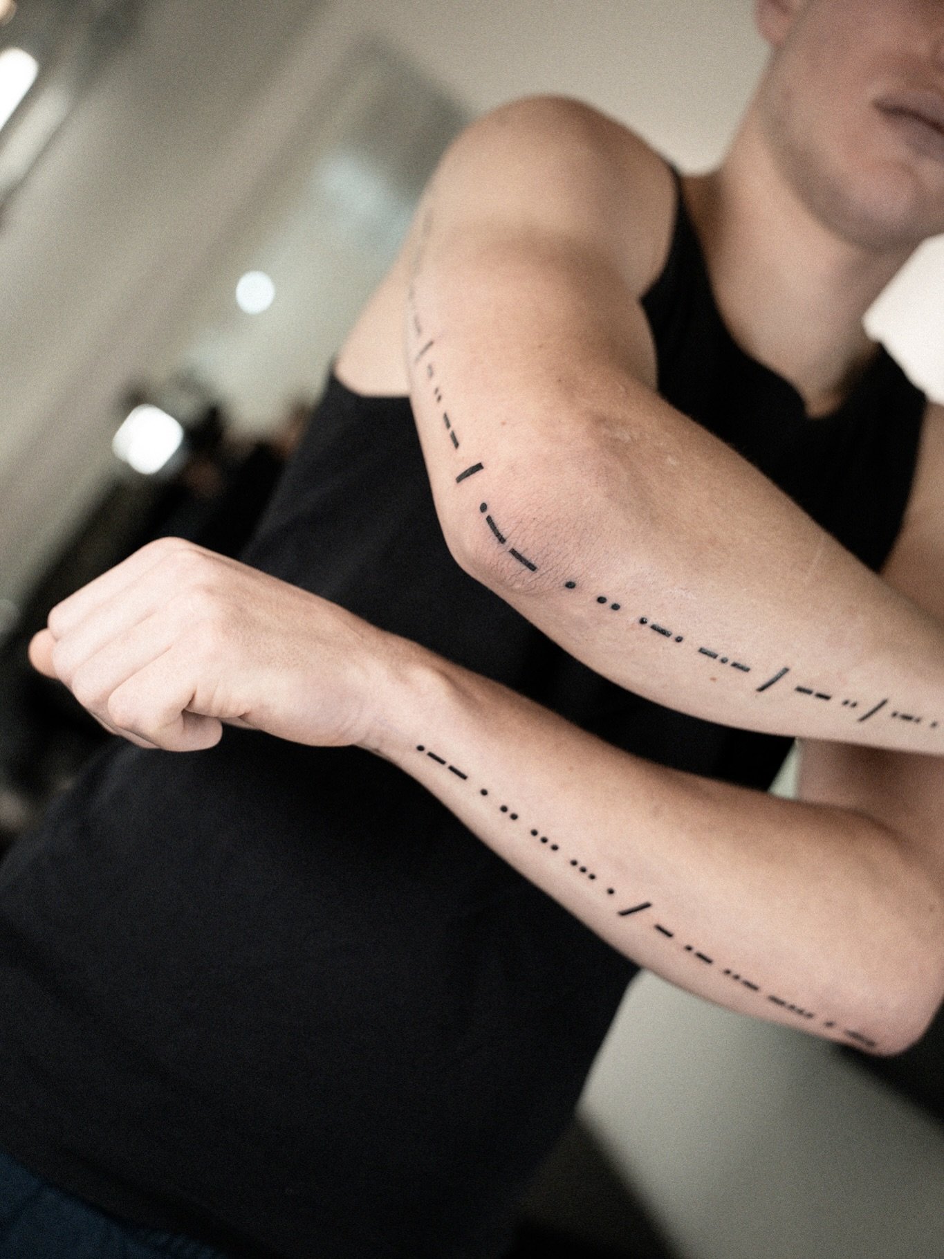 Morse Code f&uuml;r @loriskoh 

Weisse Tauben den Arbeiter*innen
Aber im Krieg mit den Bossen 
(Liedtext von @disarstarhh )

❤️🖤!

#tattoo #morsecode #morsecodetattoo #sgtattoo #armtattoo #swisstattoo #switzerland #stgallen #arttattoo