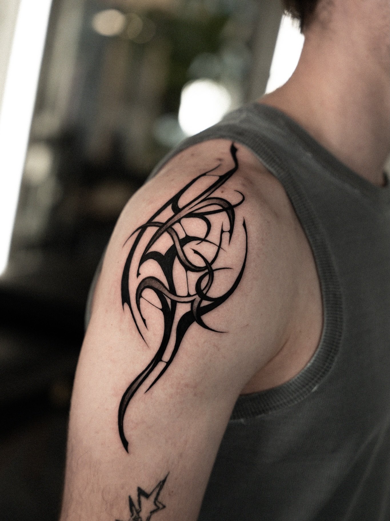 Fliessende Linien, klare Kontraste &ndash; meine Interpretation von Tribals im Blackwork-Stil.
Immer wieder dankbar f&uuml;r euer Vertrauen 🖤

DANKE @andrindoerwaldt !

#blackworktattoo #lineworktattoo #tattoostgallen #tattooschweiz #tribal