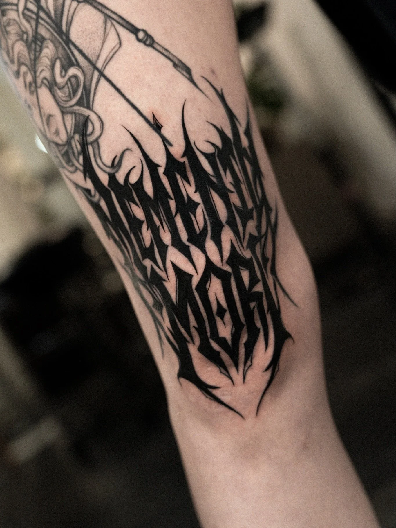 Durfte heute dieses Tattoo fertig stechen. Es war mir eine Freude Katja! 🔥 &ndash; MEMENTO MORI 

Ihr k&ouml;nnt jetzt Termine bis Juli anfragen! ✨ 

#tattoo #tattoolettering #blackwork #sgtattoo #swisstattoo