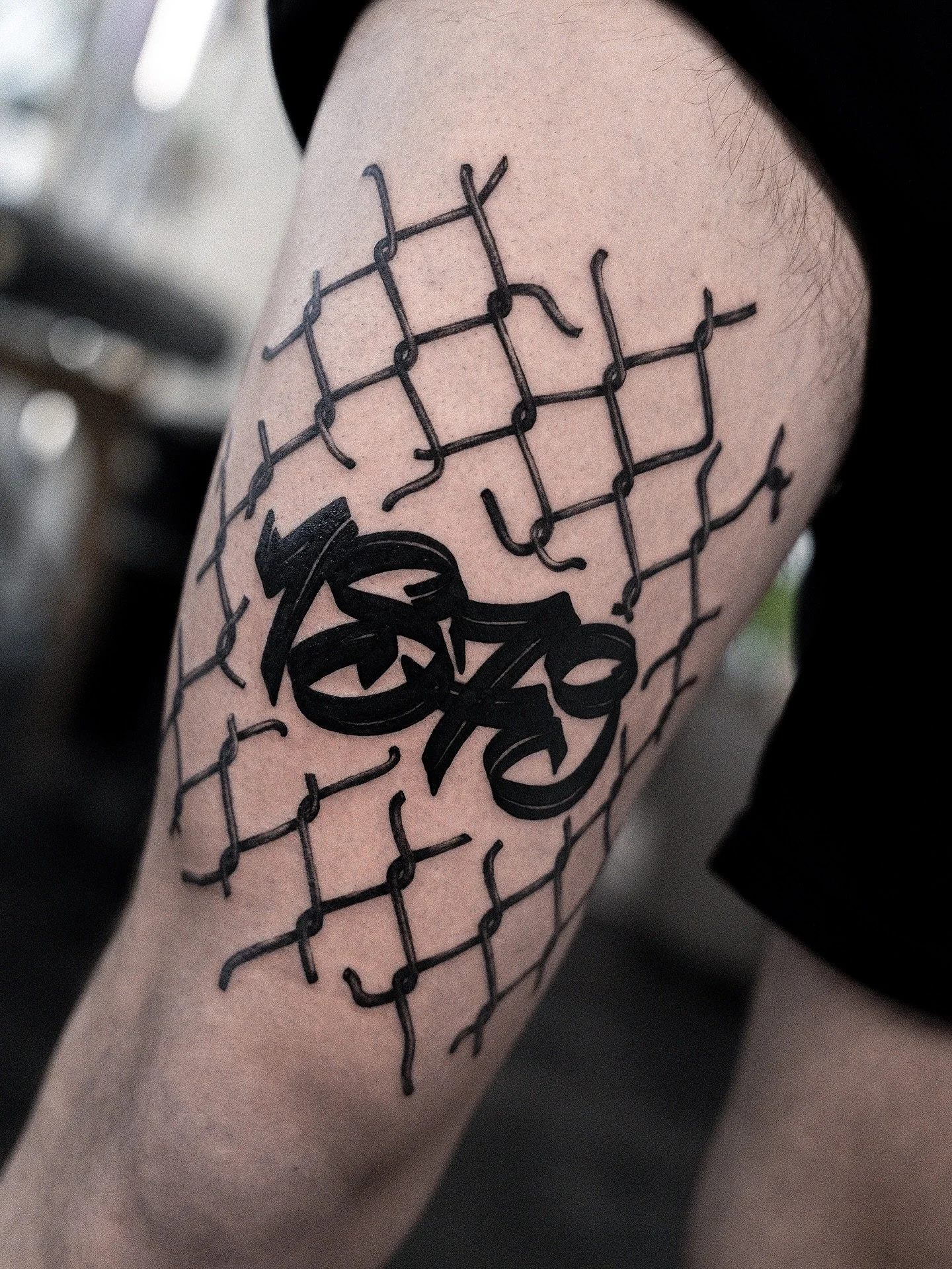 1879 Lettering und Maschendrahtzaun f&uuml;r Raffi. ⚽️🔥

#1879 #fcstgallen #stgallen #tattoo #lettering