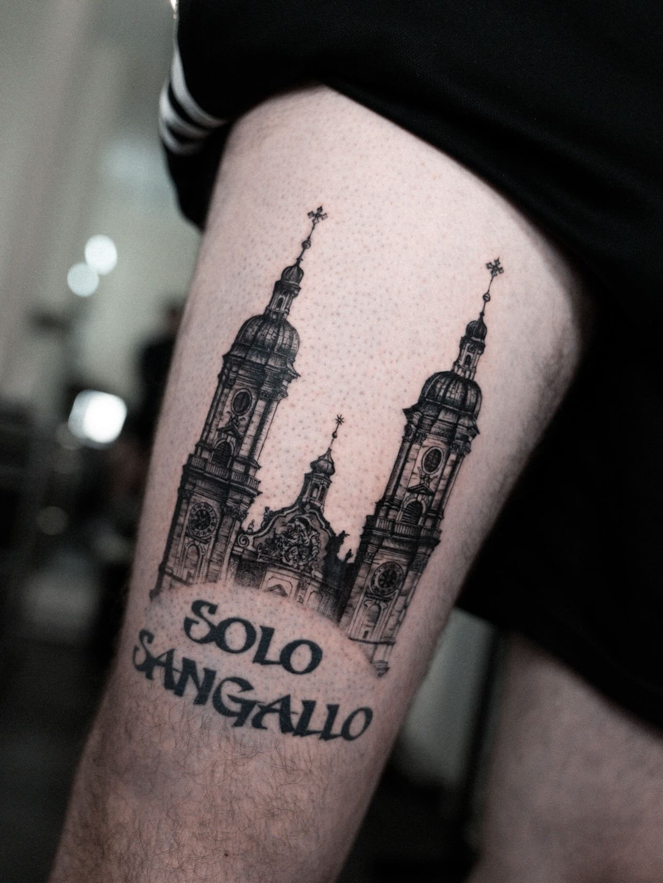 Kloster St.Gallen f&uuml;r @jz1879 

Vielen dank f&uuml;r dein Vertrauen. 🙌
Ich liebe die feinen Details in diesem Tattoo! 🔍

#stgallen #tattoo #realism #realismtattoo #stgallentattoo