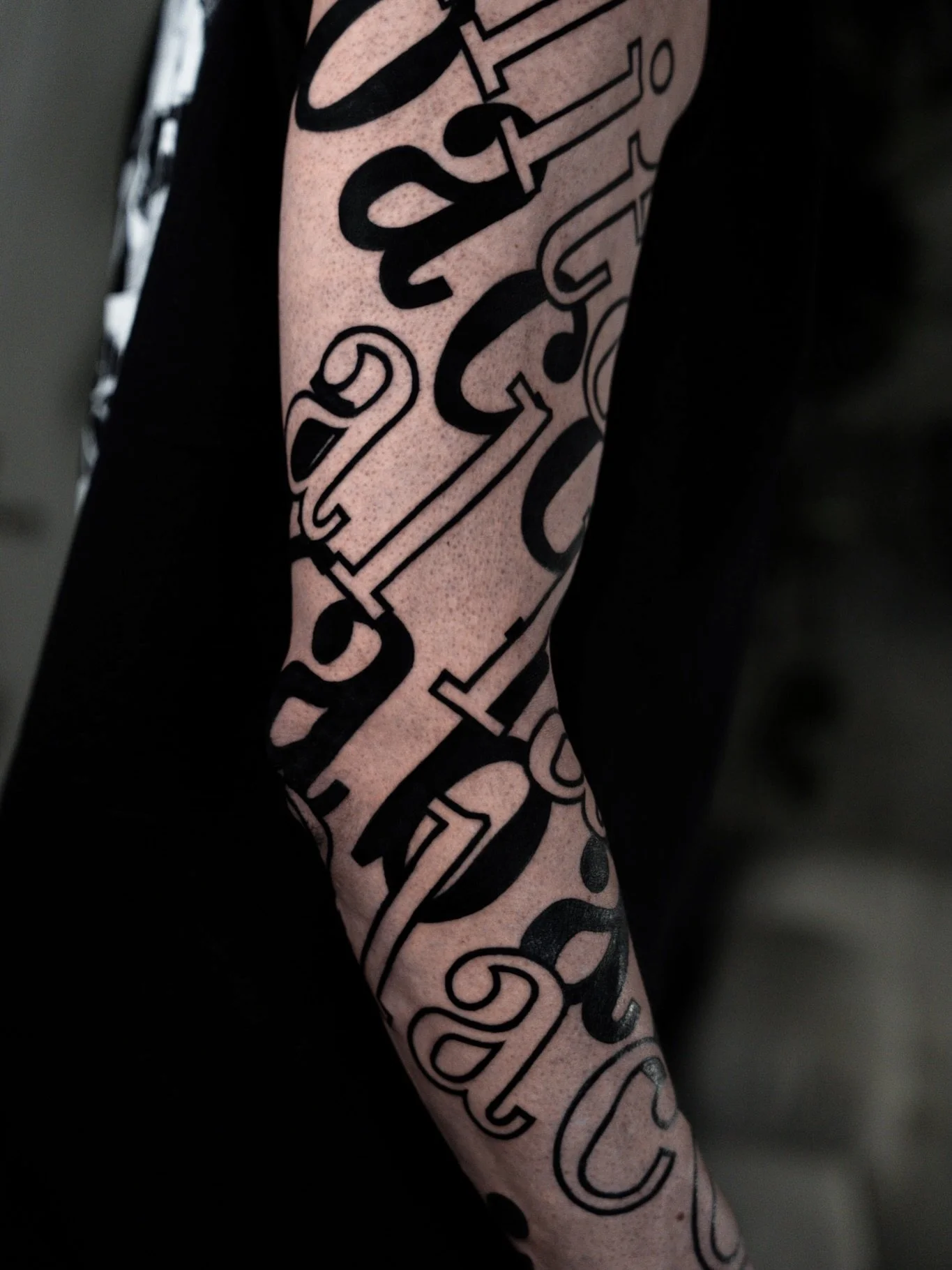 milito al la palacoj &ndash; paco al la kabanoj
Danke @flo.le.coq ! 

Der Prozess war sehr sch&ouml;n, das Ergebnis noch viel sch&ouml;ner! 🔥✨

#tattoo #lettering #sleeve #stgallen #stgallentattoo