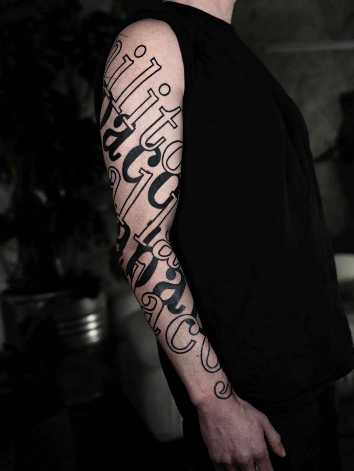 milito al la palacoj &ndash; paco al la kabanoj
Danke @flo.le.coq ! 

Der Prozess war sehr sch&ouml;n, das Ergebnis noch viel sch&ouml;ner! 🔥✨

#tattoo #lettering #sleeve #stgallen #stgallentattoo
