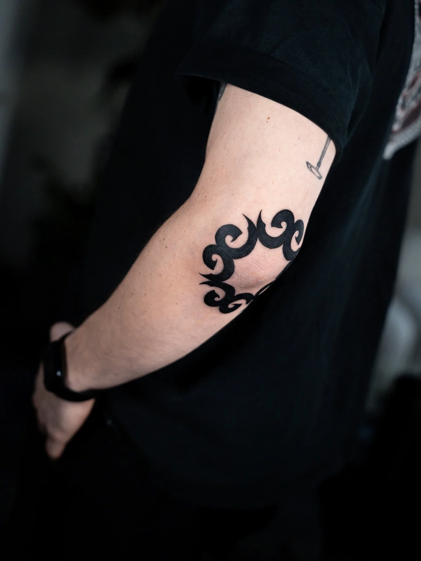 Kalligrafisches Ornament f&uuml;r @tim.hug 

Vielen Dank f&uuml;r deinen Support! Freu mich schon auf die n&auml;chste Sitzung! ✨

#ornamentaltattoo #calligraphytattoo #tattoo #stgallen #sgtattoo
