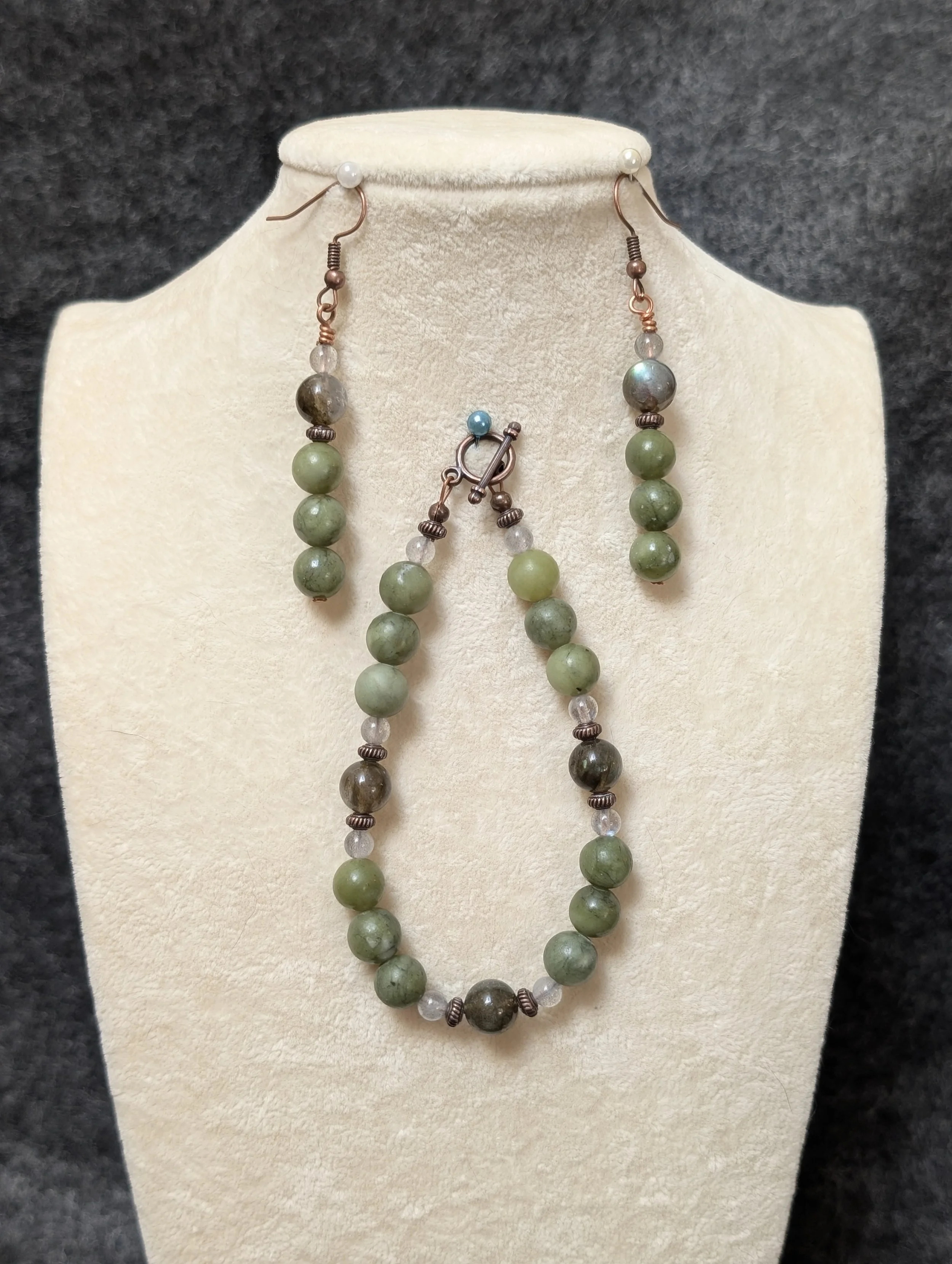 A bracelet and earring set in green jade and labradorite