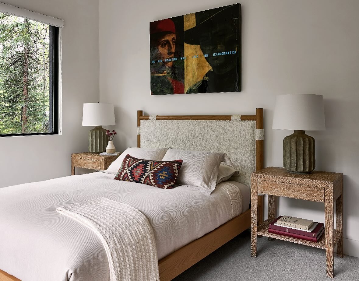 Cozy fall vibes in this recently completed guest bedroom in Aspen. 🍁 🍂 
Organic bedding compliments the textures of the Lawson Fenning bed wrapped in an iconic cr&egrave;me boucle. The heavily cerused nightstands from Iatesta studio further add to 