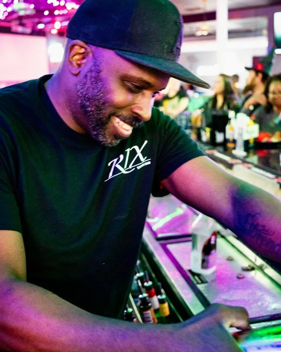 It&rsquo;s #ThirstyThursday! Karaoke tonight at 10PM 🎶 Grab the mic &amp; enjoy these specials:

🍻 $16.50 Domestic Buckets
🍺 $3 Shiner &amp; Dallas Blonde Drafts
🍋 $3.50 Deep Eddy
🍸 $4.50 Tito&rsquo;s