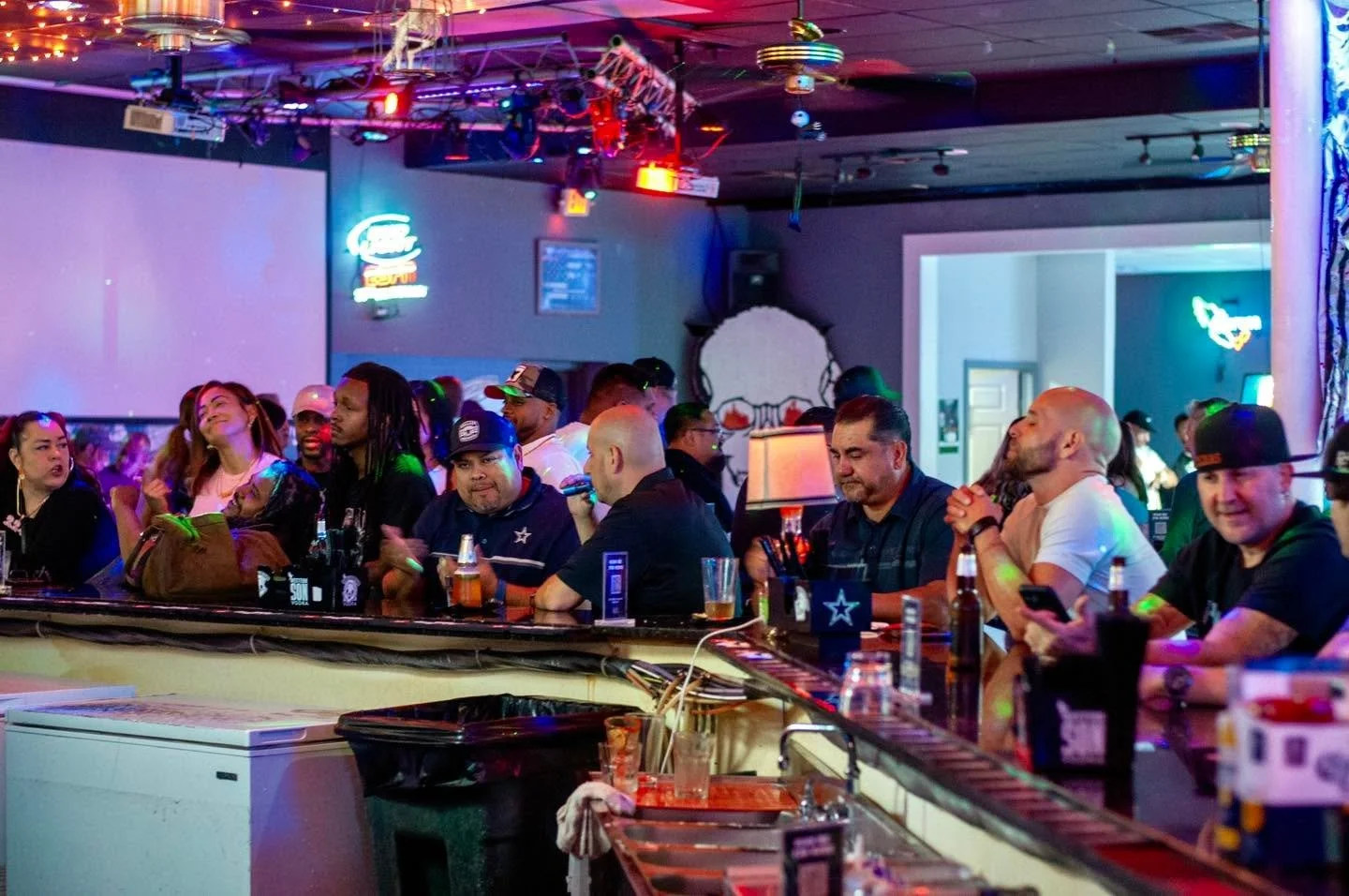 Bar&rsquo;s filling up! 🍻 Live DJ + drink specials!